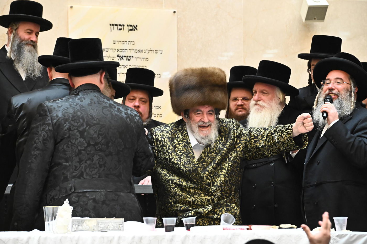 זאת חנוכה בחצה"ק ויז'ניץ