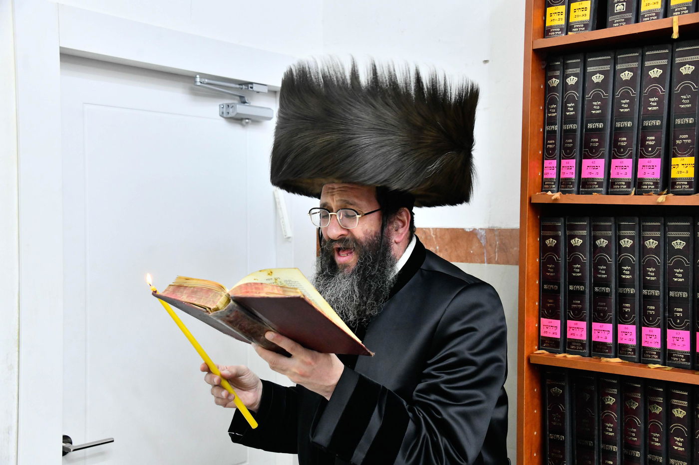 האדמו"ר מספינקא רמת אהרן בהדלקת נרות חנוכה 