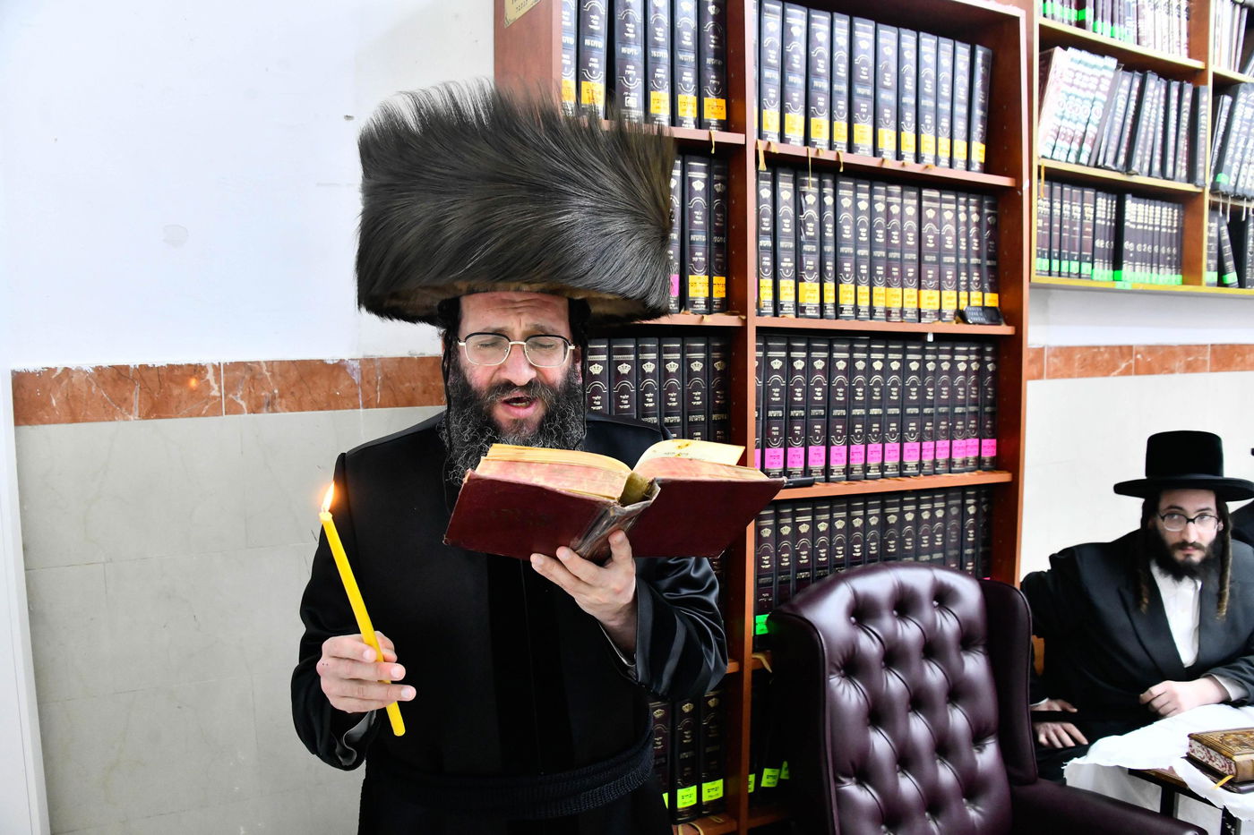 האדמו"ר מספינקא רמת אהרן בהדלקת נרות חנוכה 