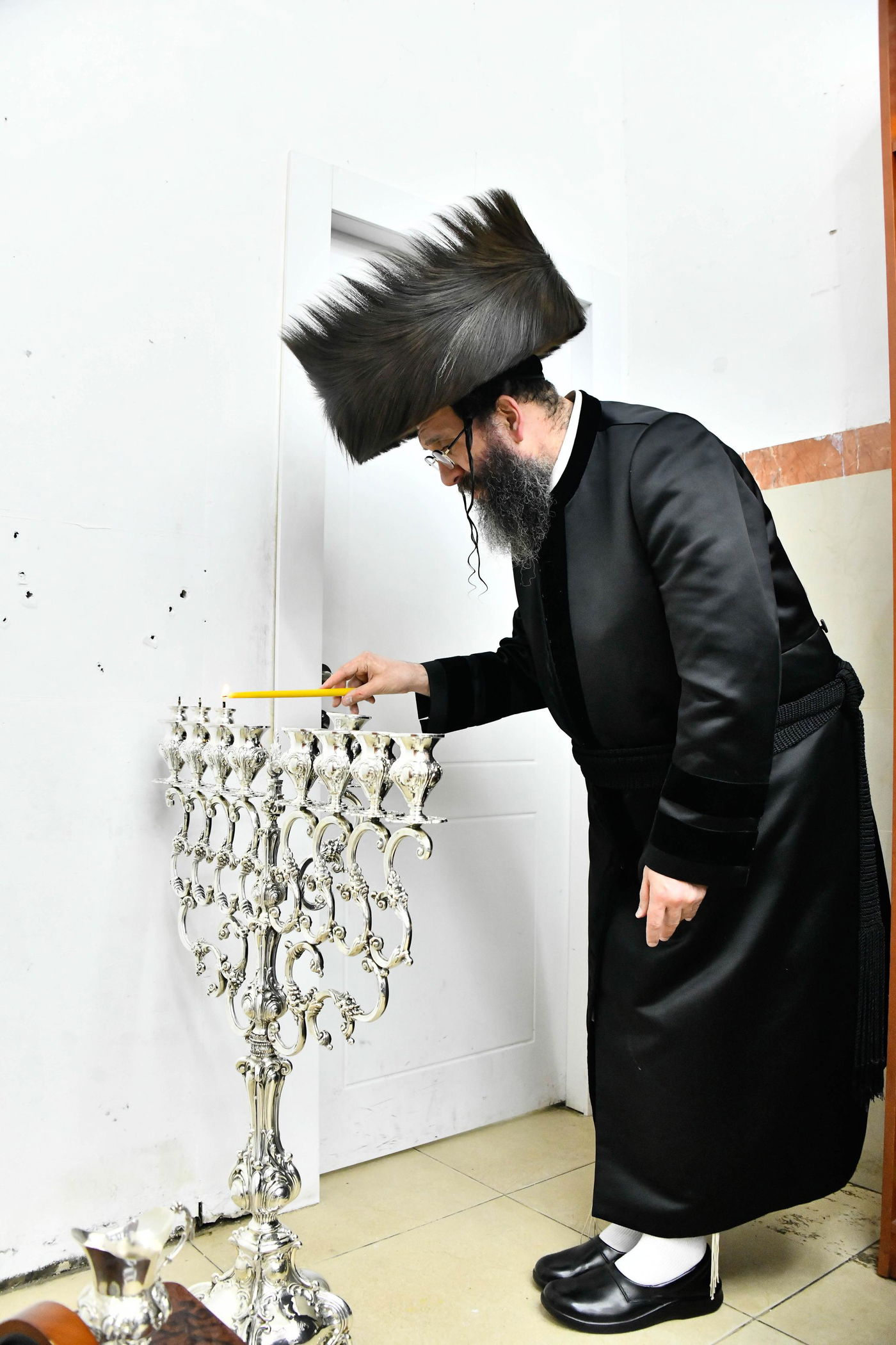 האדמו"ר מספינקא רמת אהרן בהדלקת נרות חנוכה 