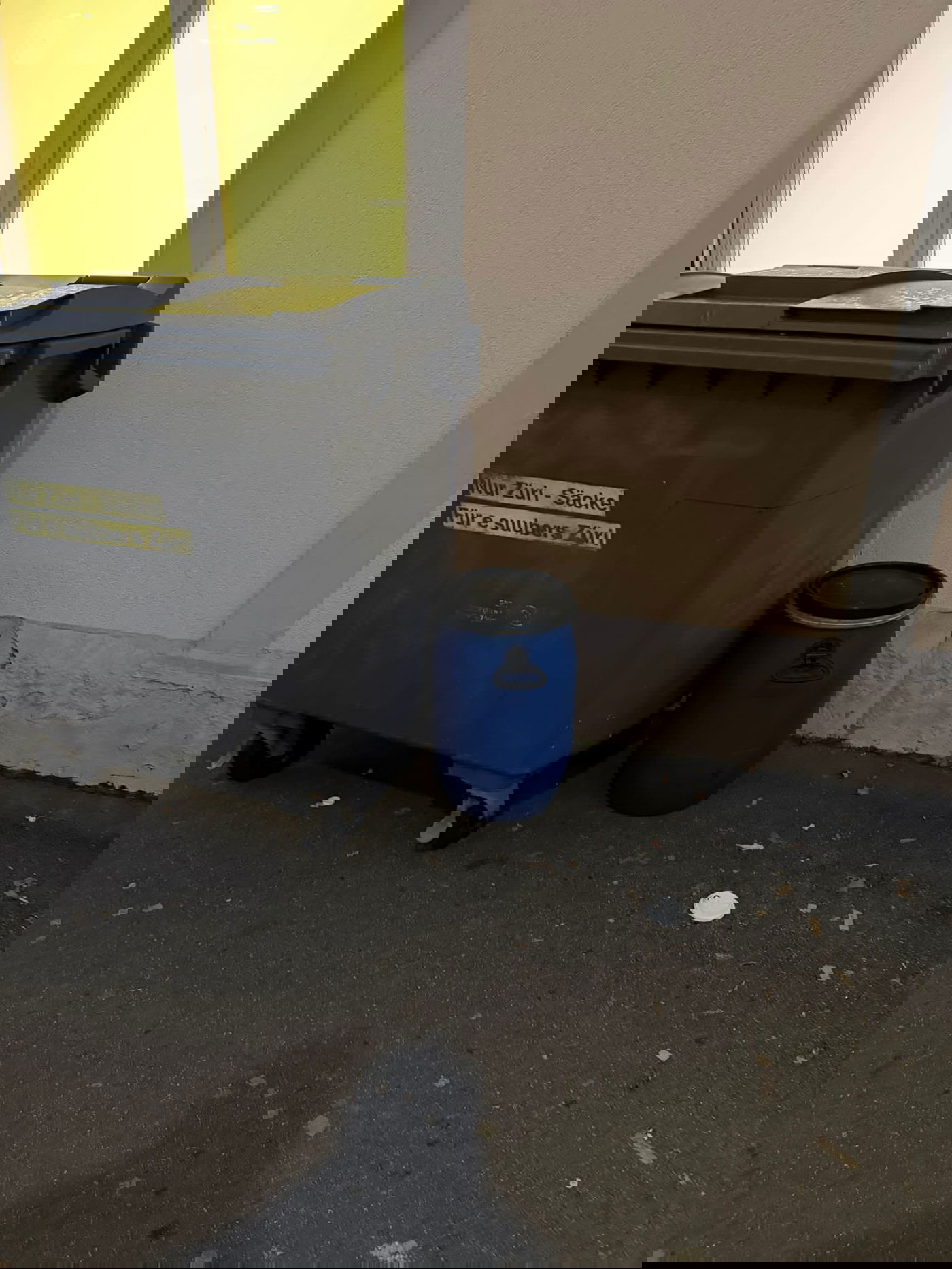 גלון הבנזין בסמוך לבית הכנסת