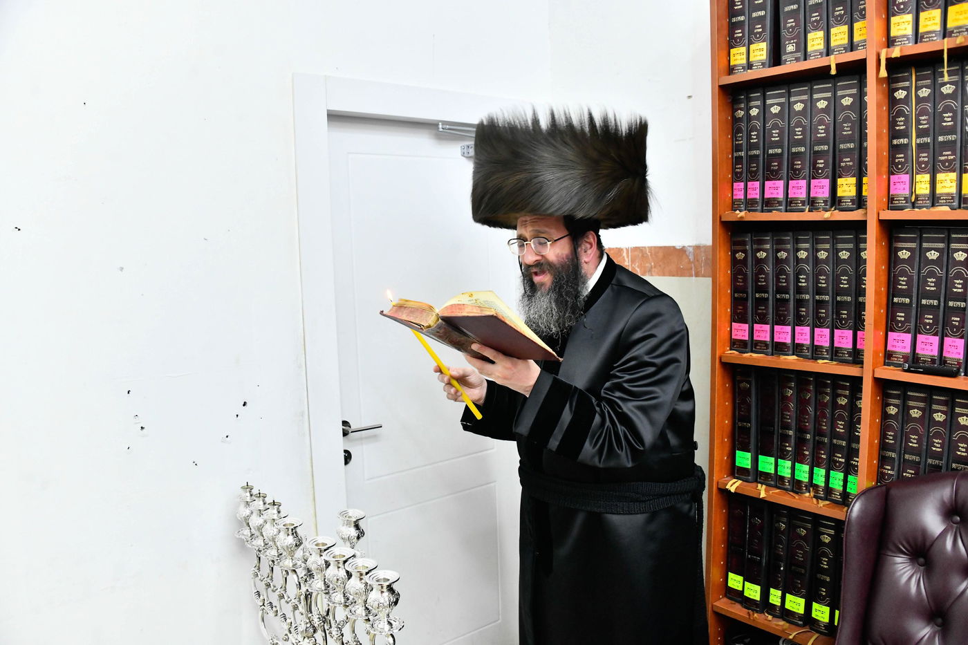 האדמו"ר מספינקא רמת אהרן בהדלקת נרות חנוכה 