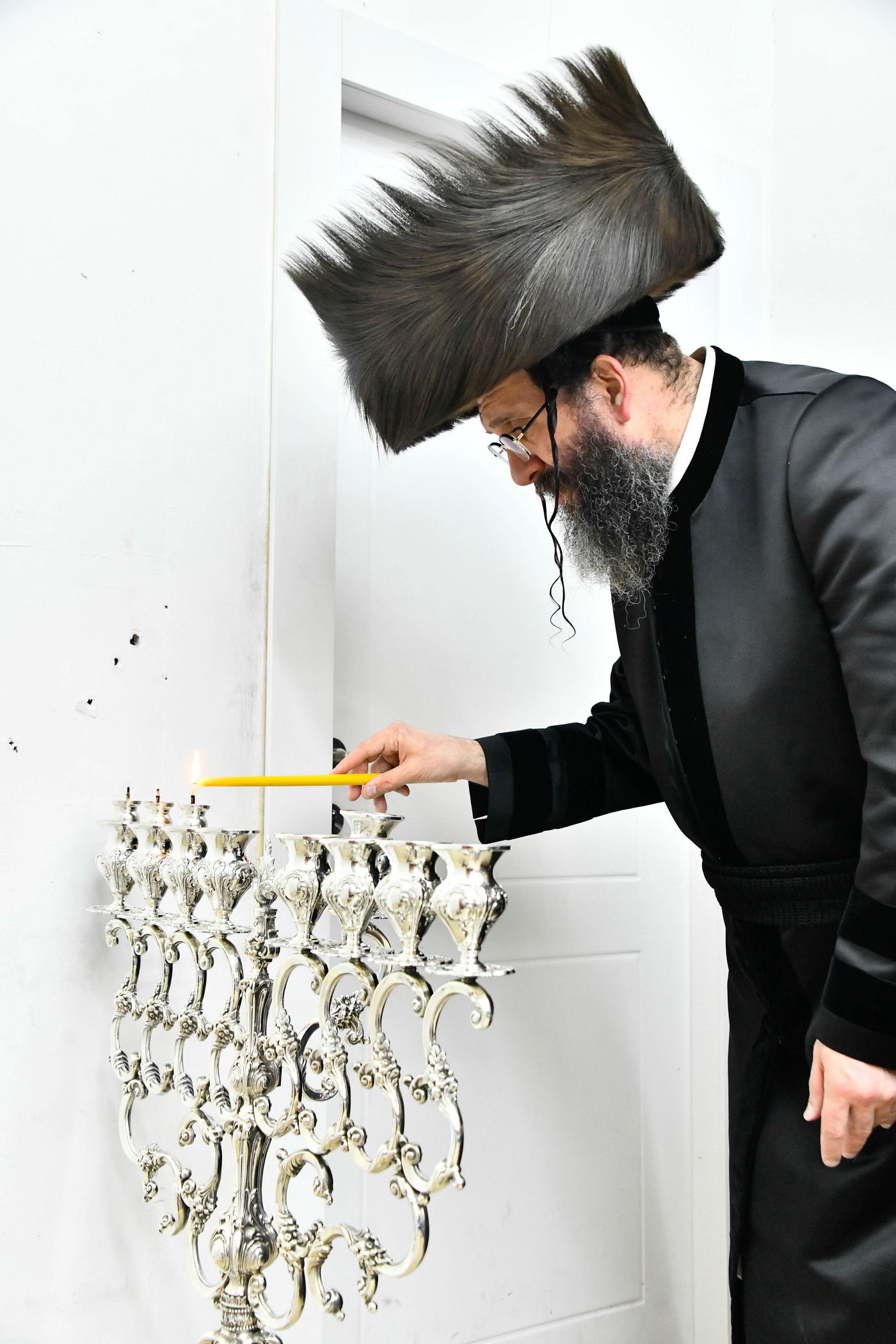 האדמו"ר מספינקא רמת אהרן בהדלקת נרות חנוכה 