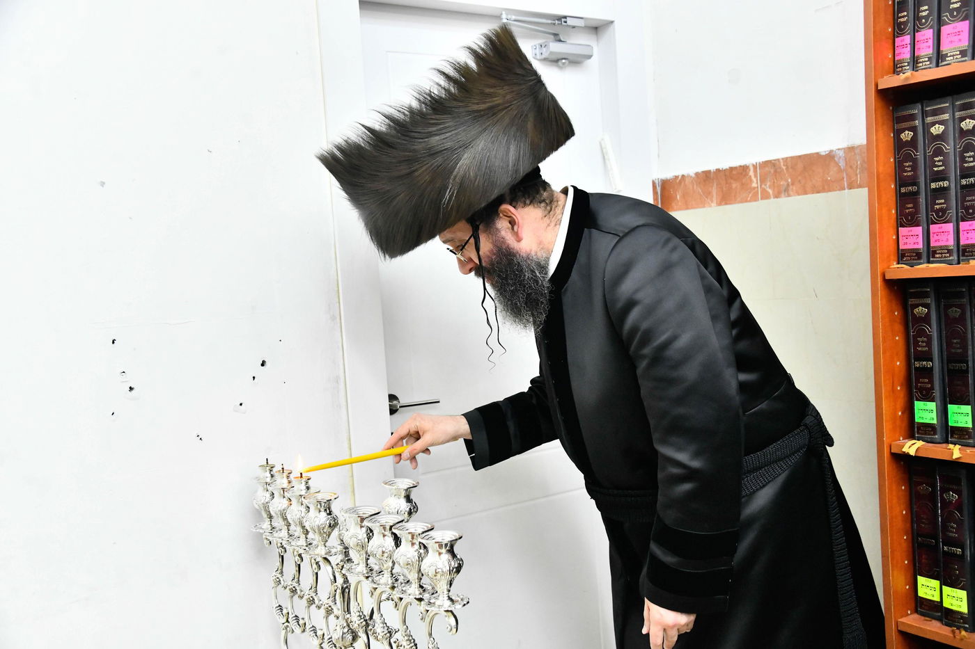 האדמו"ר מספינקא רמת אהרן בהדלקת נרות חנוכה 