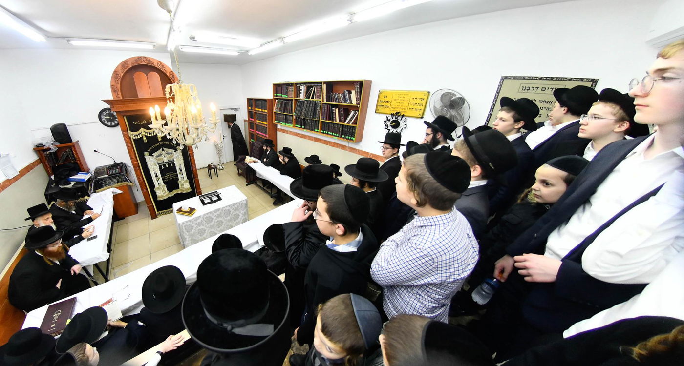 האדמו"ר מספינקא רמת אהרן בהדלקת נרות חנוכה 