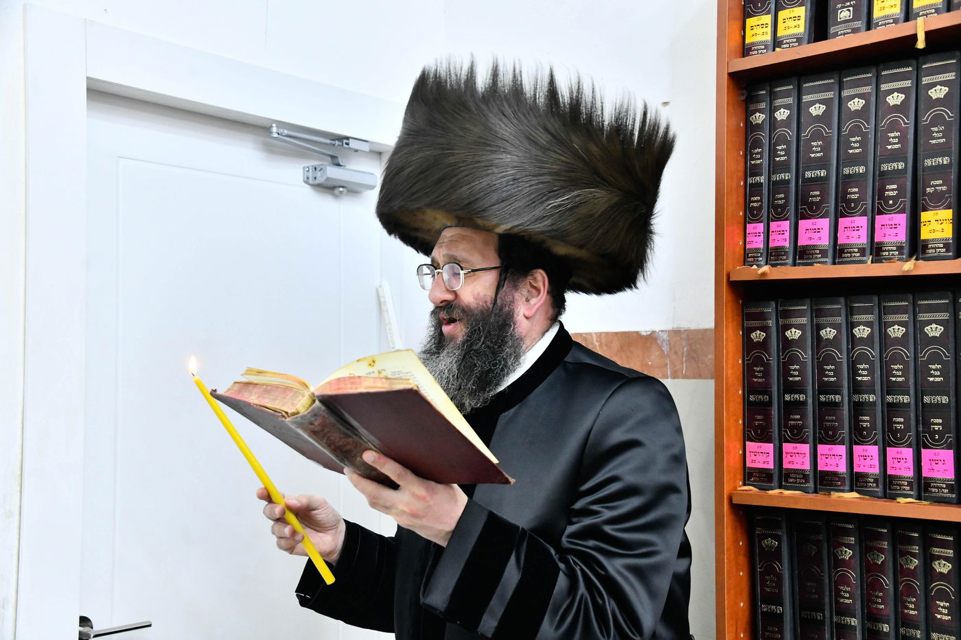 האדמו"ר מספינקא רמת אהרן בהדלקת נרות חנוכה 