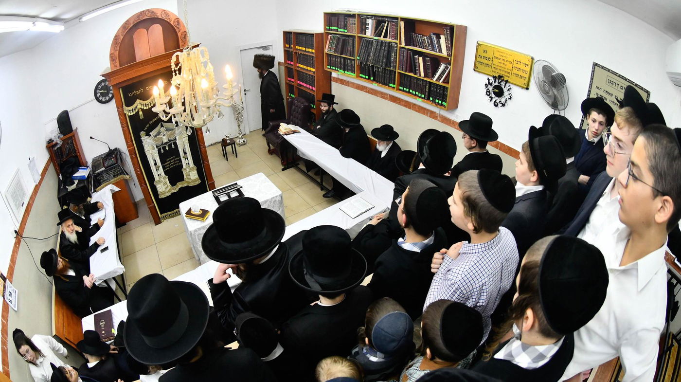 האדמו"ר מספינקא רמת אהרן בהדלקת נרות חנוכה 