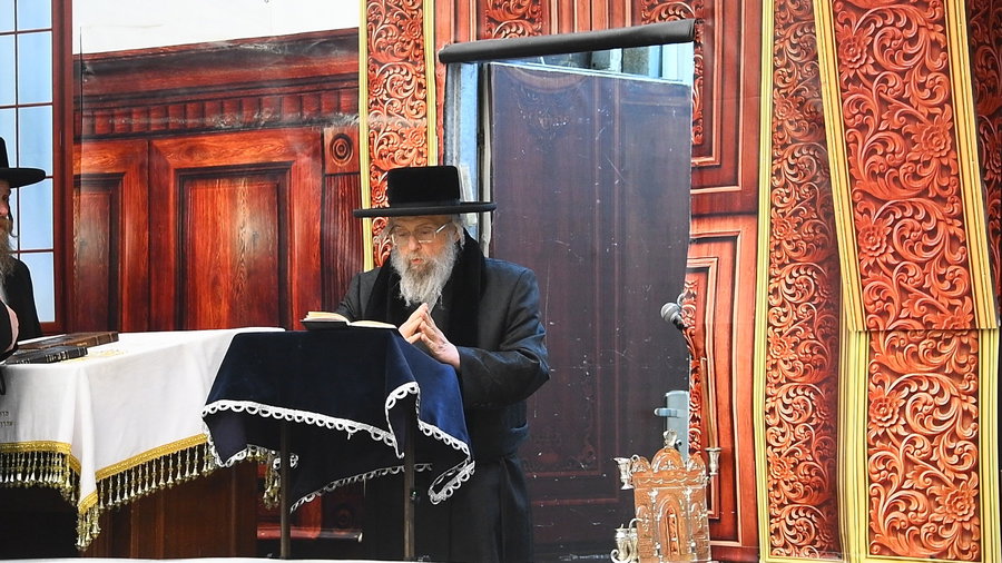 האדמו"ר מפינסק קרלין בהדלקת נרות חנוכה