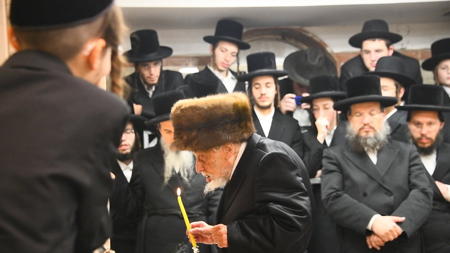 האדמו"ר מקופיטשניץ בהדלקת נרות חנוכה 