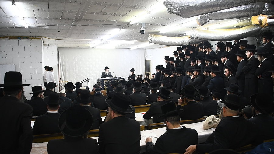 האדמו"ר מטולנא בהדלקת נרות חנוכה 