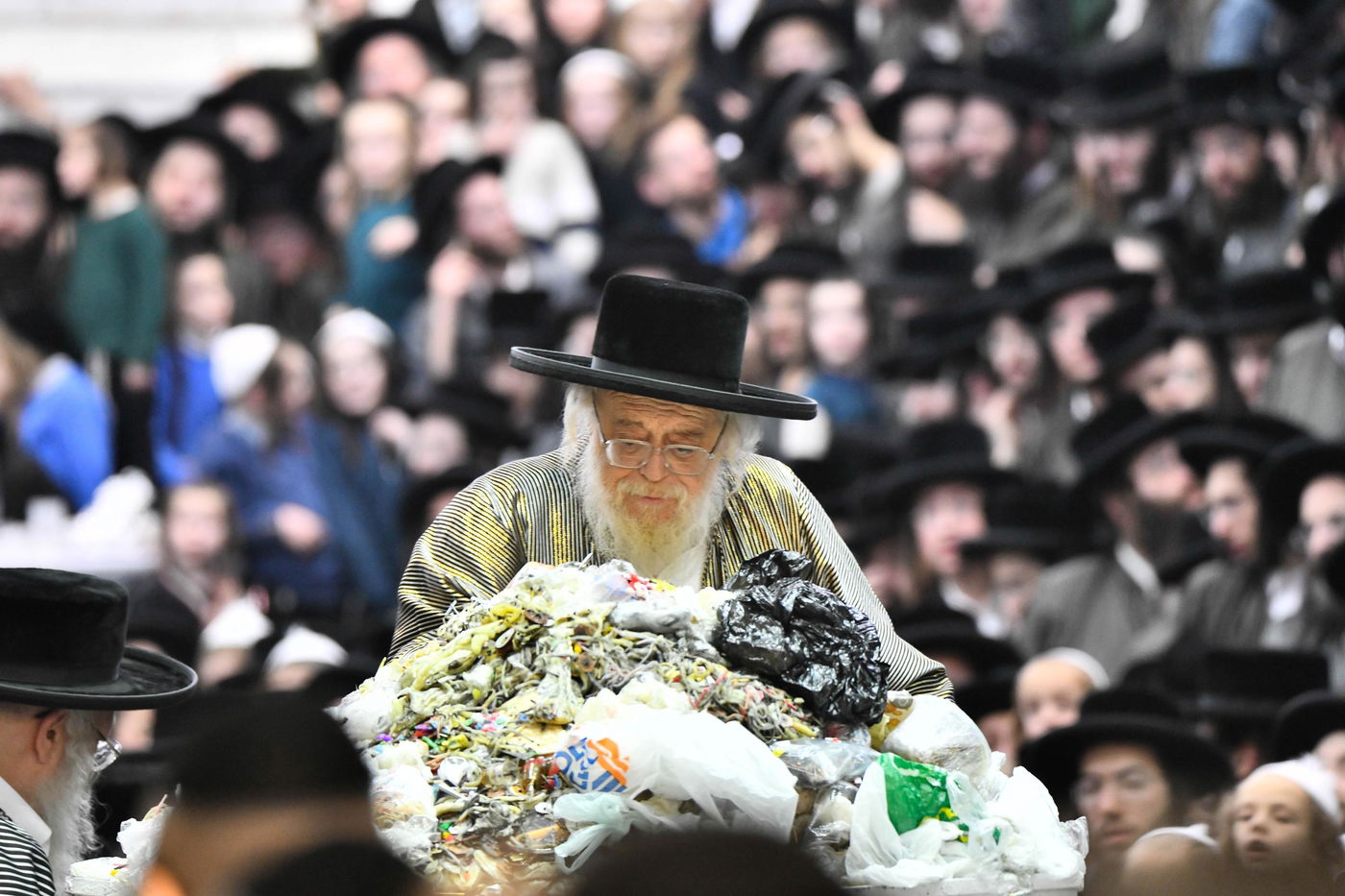 זאת חנוכה בחצה"ק תולדות אהרן