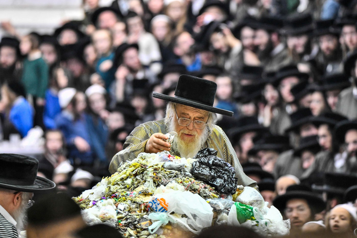 זאת חנוכה בחצה"ק תולדות אהרן