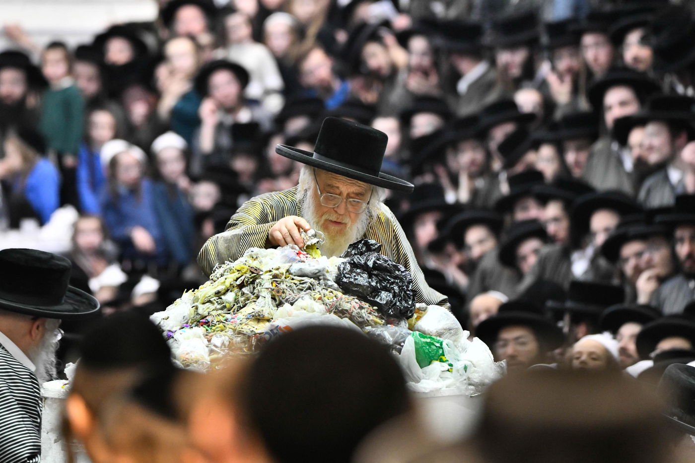 זאת חנוכה בחצה"ק תולדות אהרן