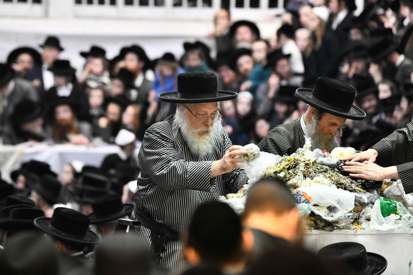 זאת חנוכה בחצה"ק תולדות אהרן