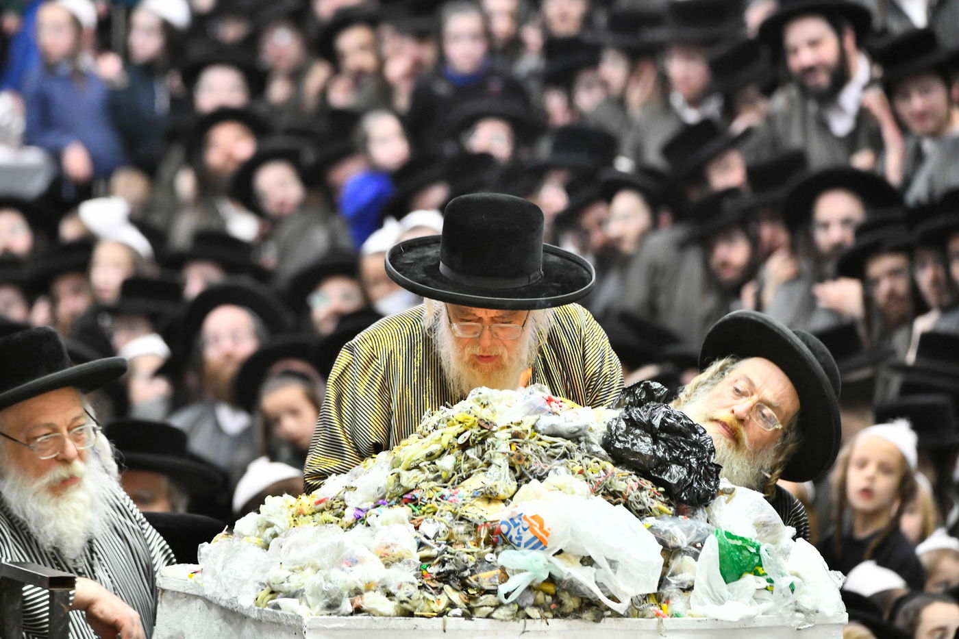 זאת חנוכה בחצה"ק תולדות אהרן