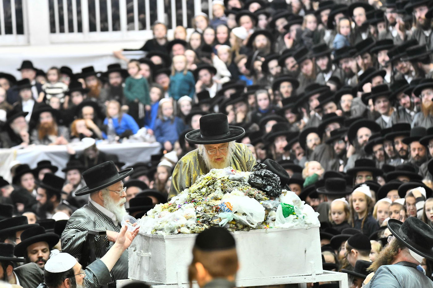 זאת חנוכה בחצה"ק תולדות אהרן