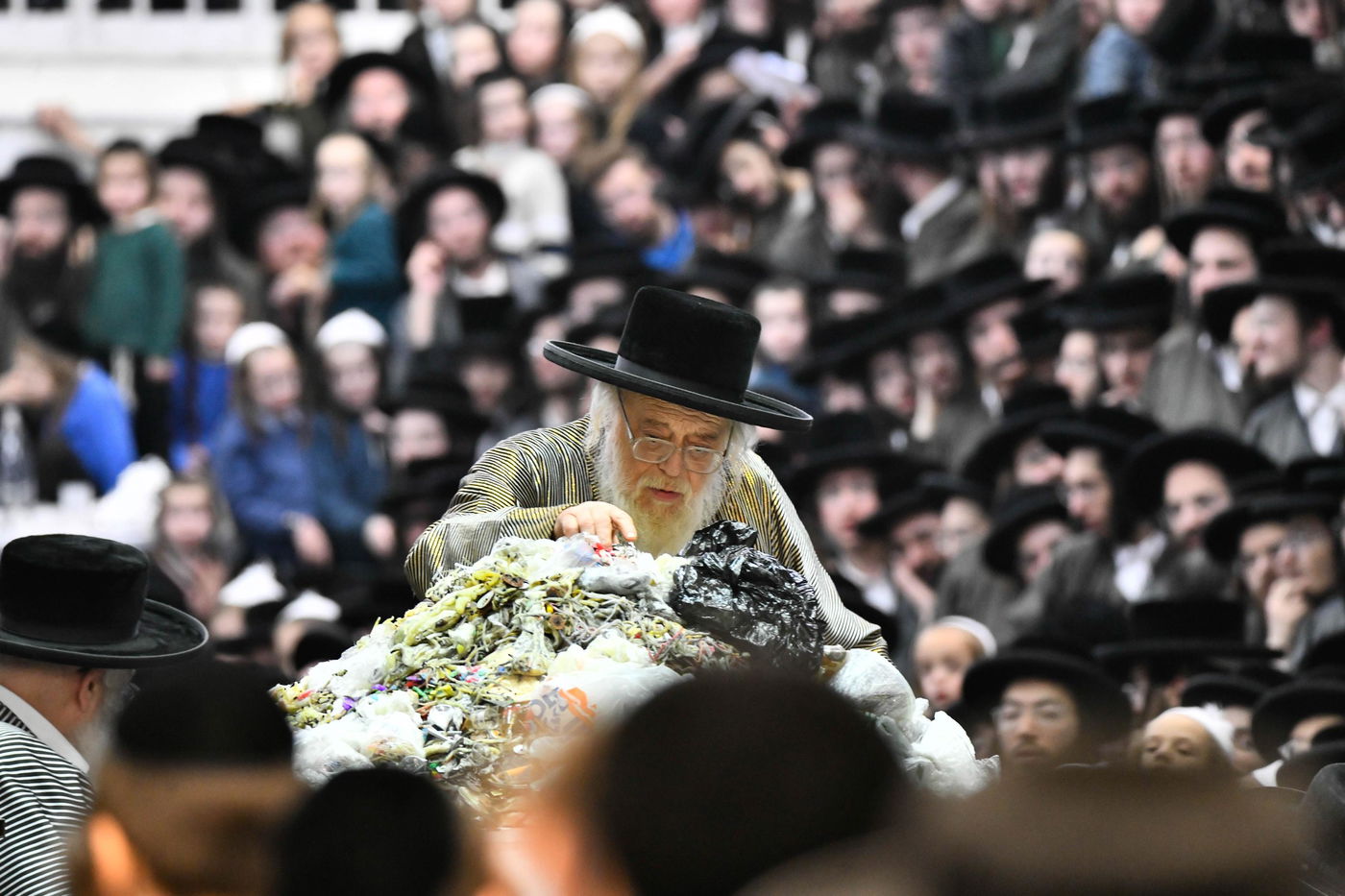 זאת חנוכה בחצה"ק תולדות אהרן