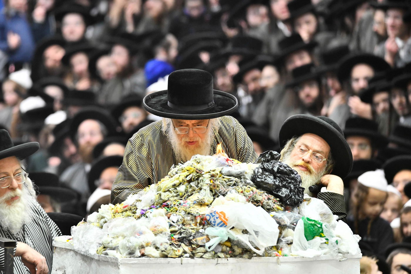 זאת חנוכה בחצה"ק תולדות אהרן