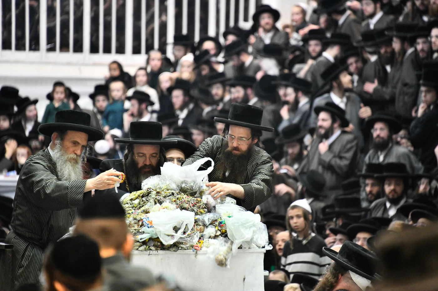 זאת חנוכה בחצה"ק תולדות אהרן