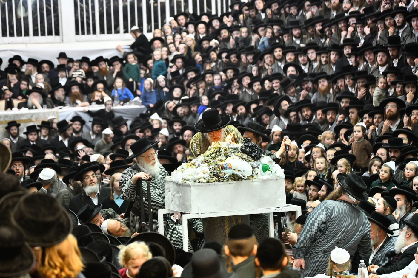 זאת חנוכה בחצה"ק תולדות אהרן