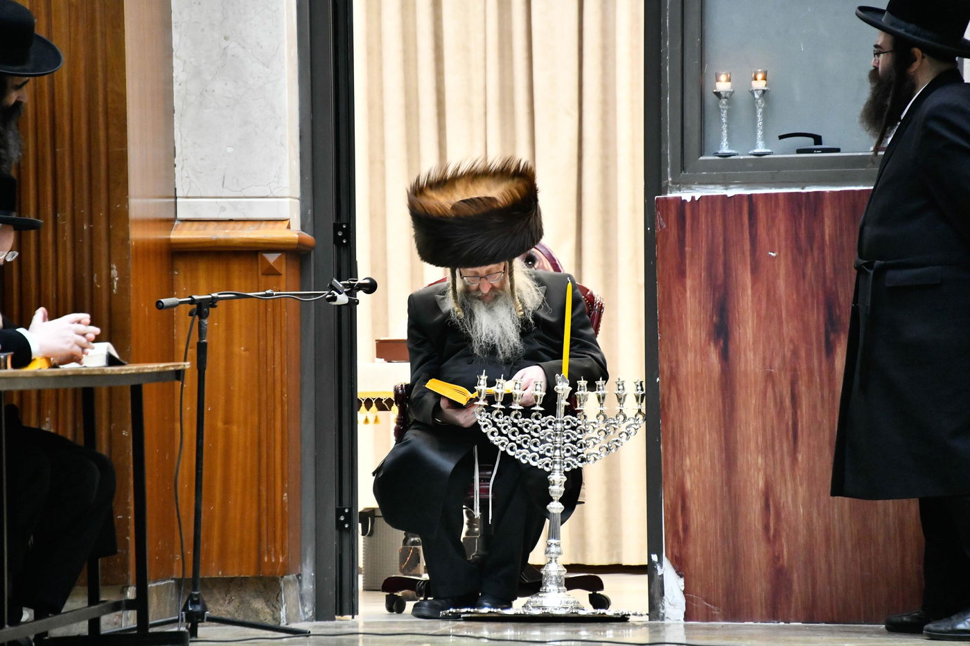 האדמו"ר מביאלה בהדלקת נרות חנוכה