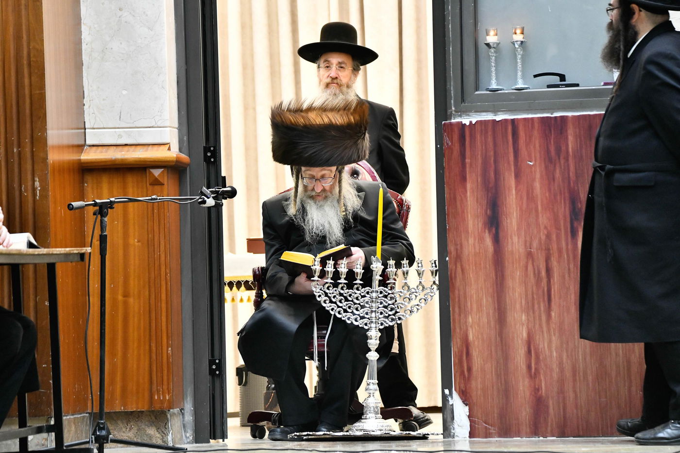 האדמו"ר מביאלה בהדלקת נרות חנוכה