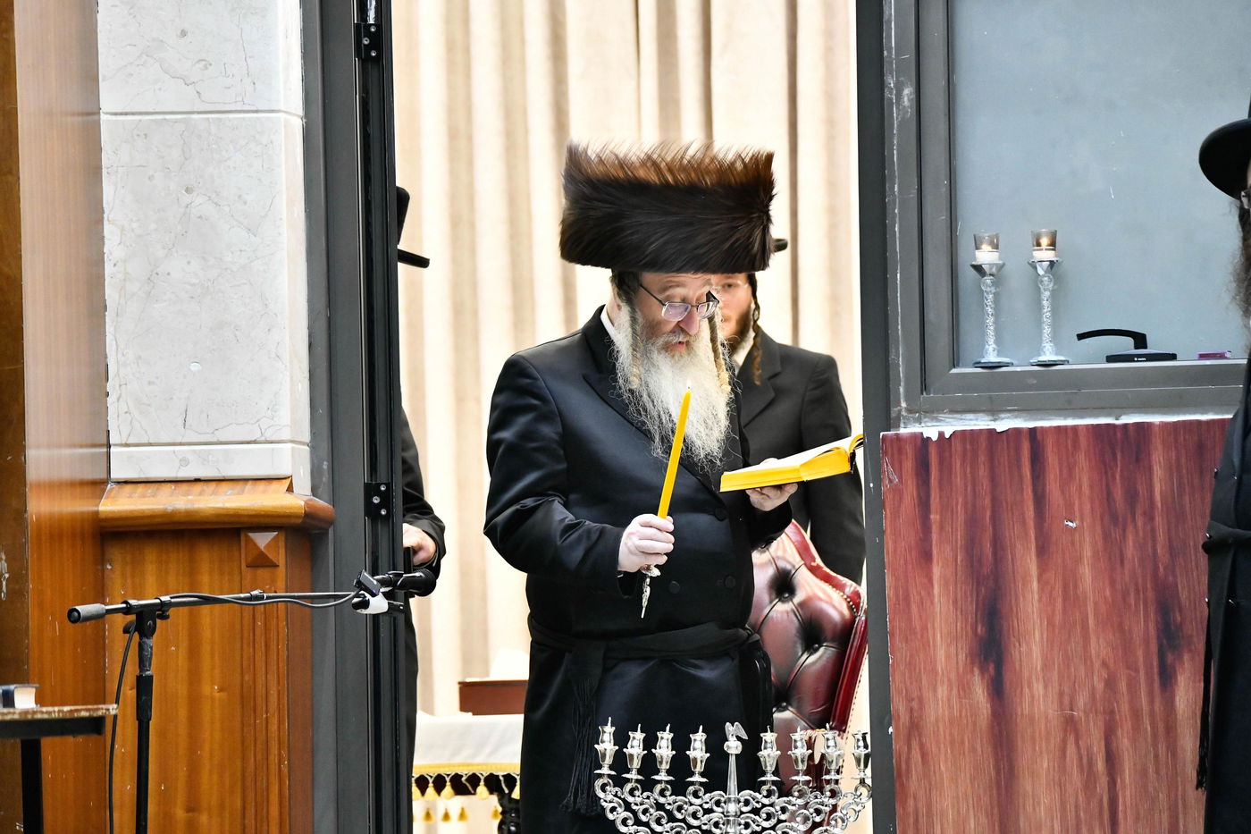 האדמו"ר מביאלה בהדלקת נרות חנוכה