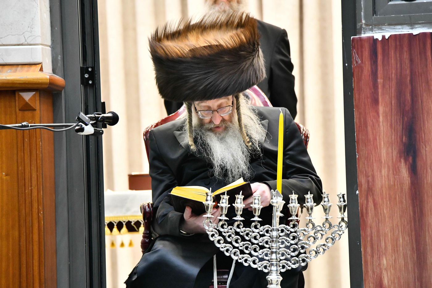 האדמו"ר מביאלה בהדלקת נרות חנוכה