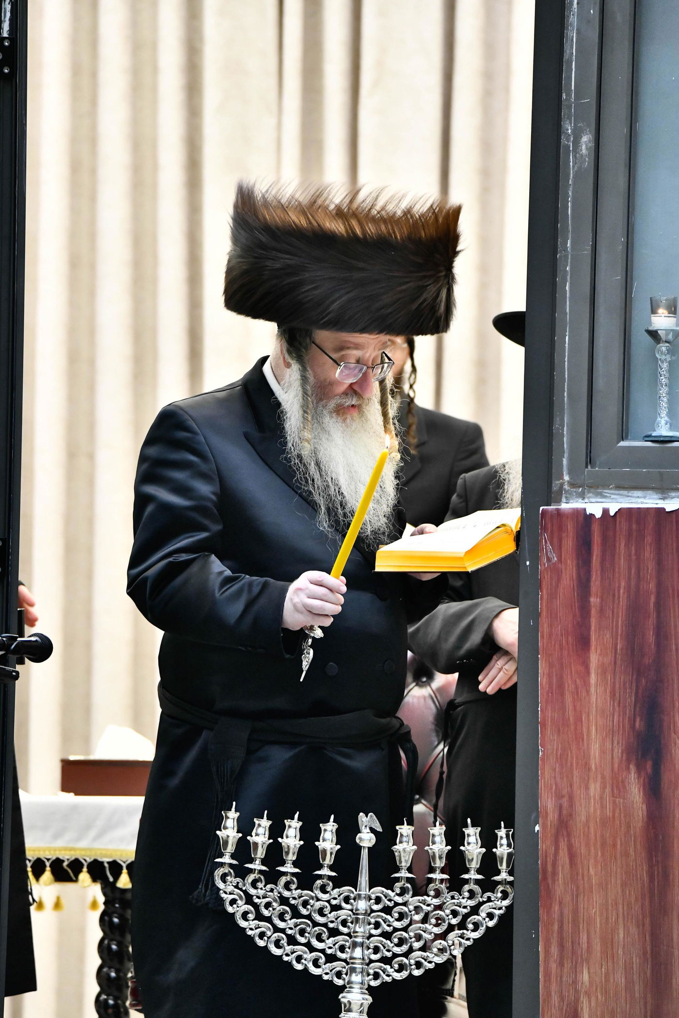 האדמו"ר מביאלה בהדלקת נרות חנוכה