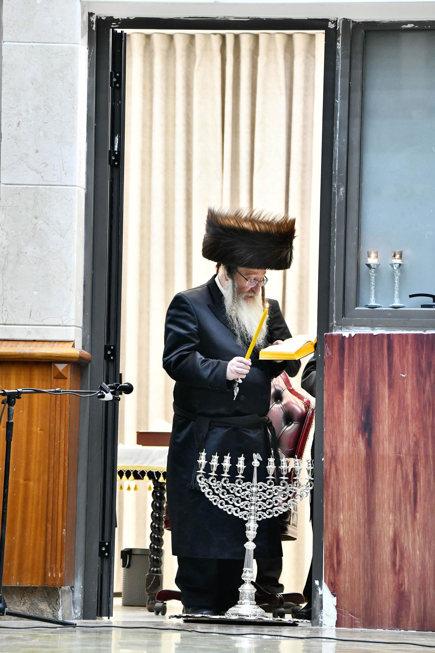 האדמו"ר מביאלה בהדלקת נרות חנוכה