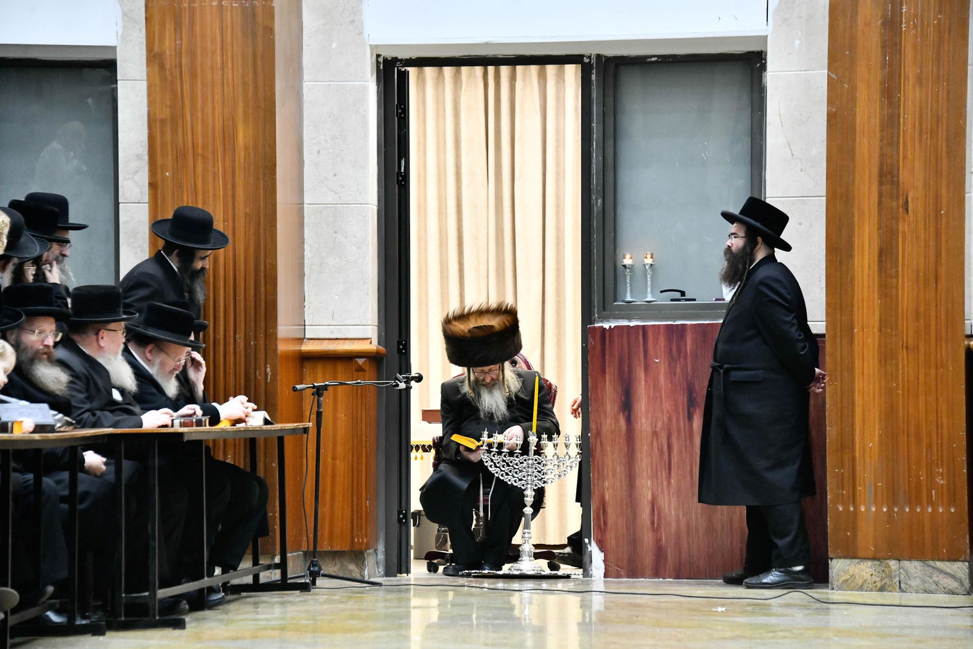 האדמו"ר מביאלה בהדלקת נרות חנוכה