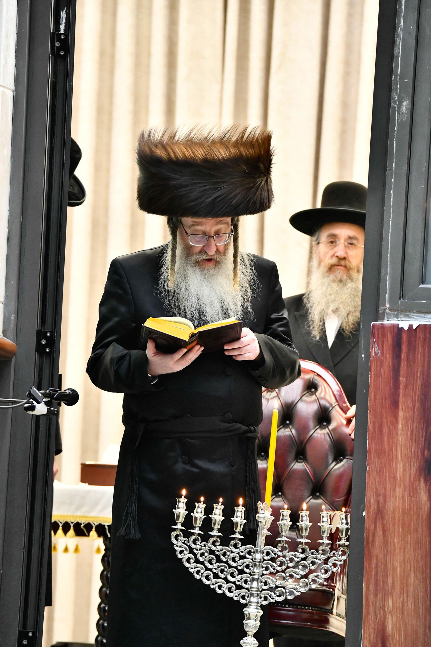 האדמו"ר מביאלה בהדלקת נרות חנוכה