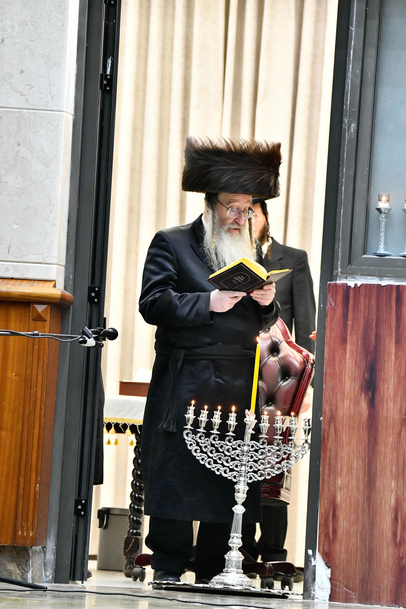 האדמו"ר מביאלה בהדלקת נרות חנוכה