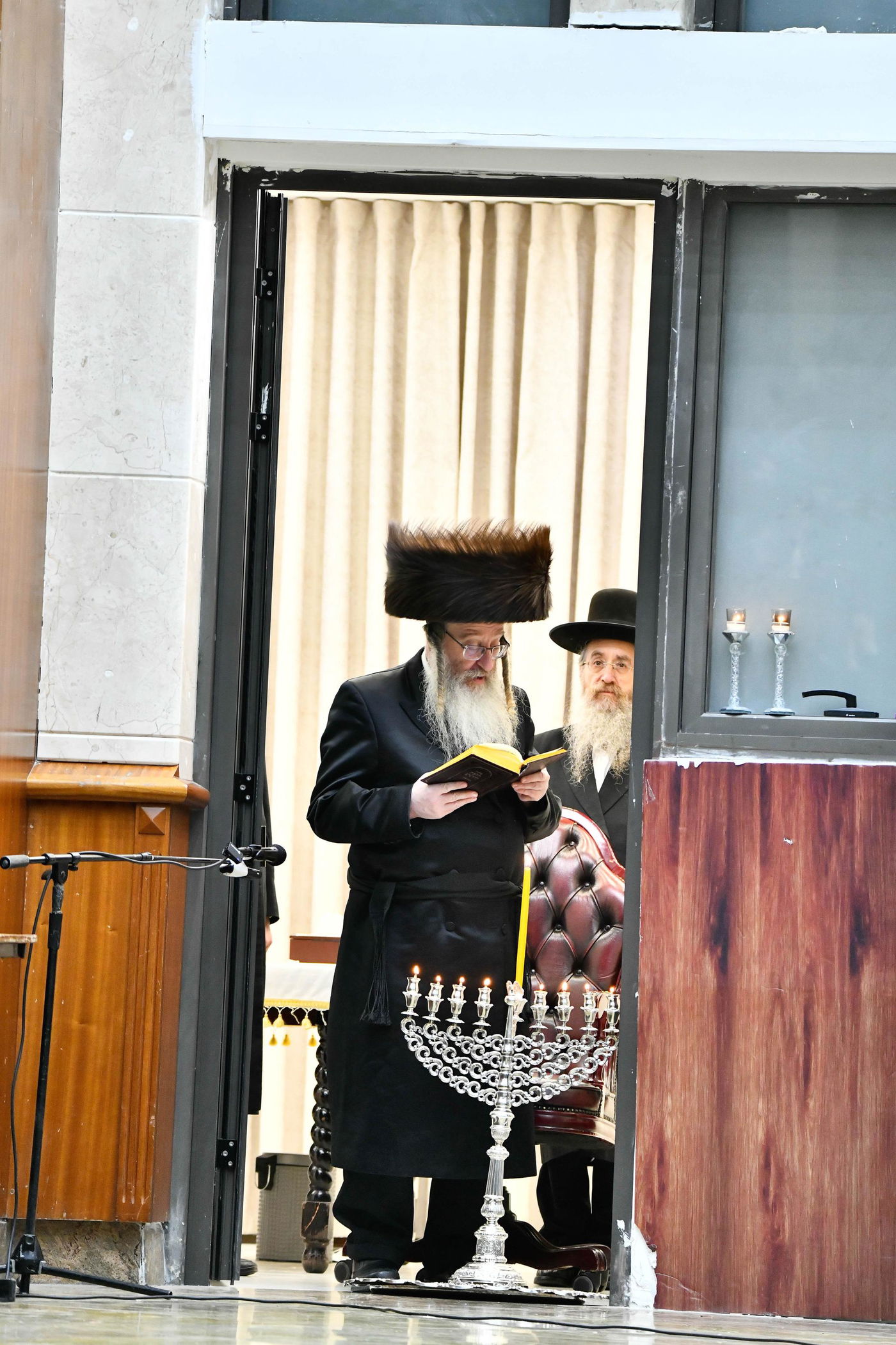 האדמו"ר מביאלה בהדלקת נרות חנוכה