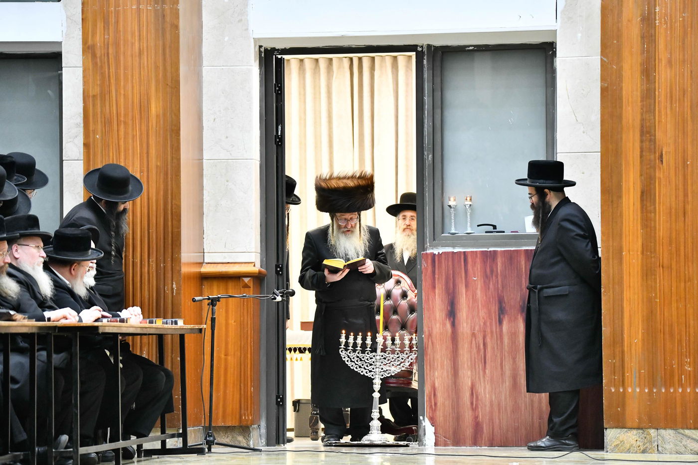 האדמו"ר מביאלה בהדלקת נרות חנוכה