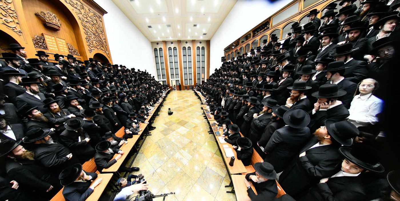 האדמו"ר מביאלה בהדלקת נרות חנוכה