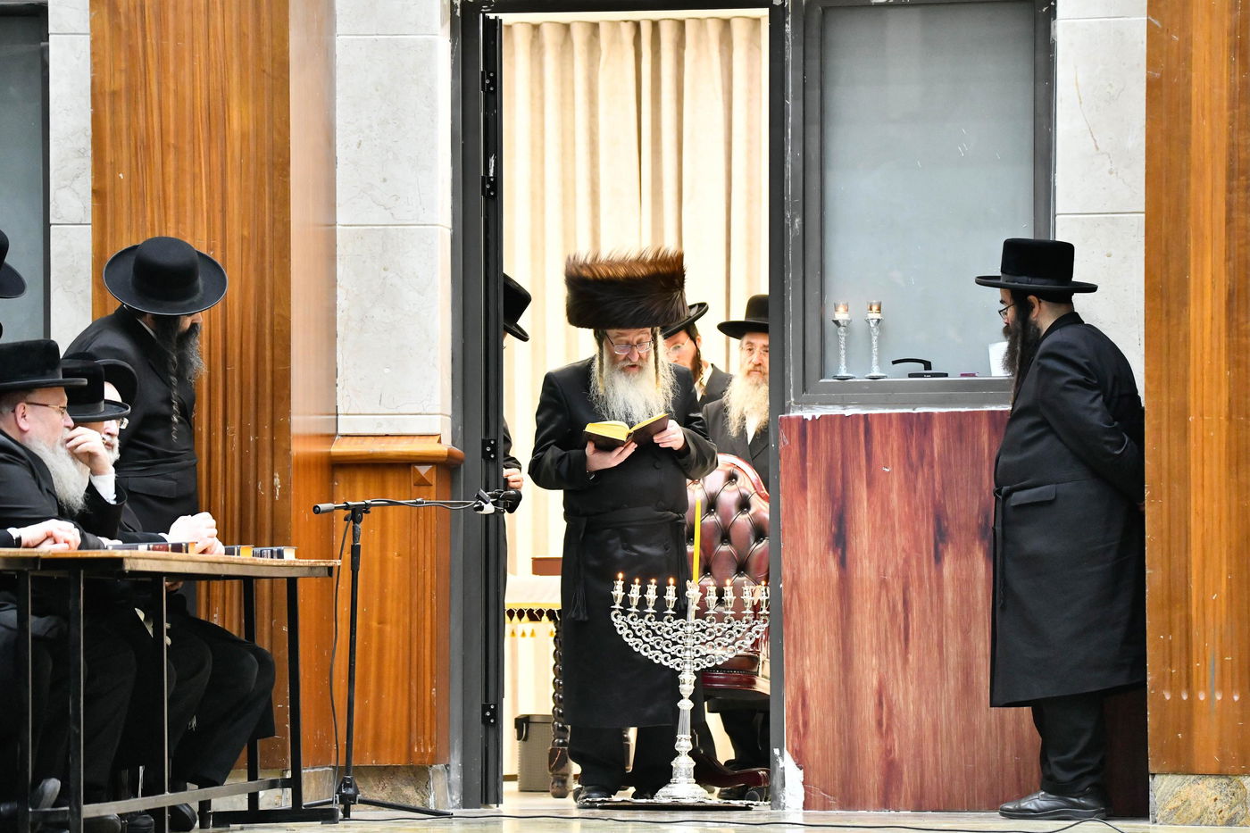 האדמו"ר מביאלה בהדלקת נרות חנוכה