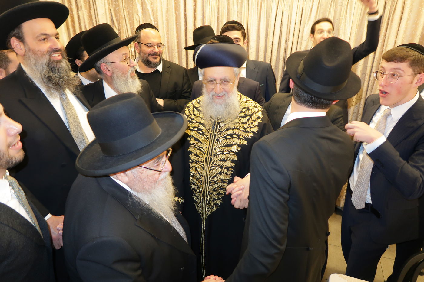 שמחת נישואי צאצאם של הגאון רבי אברהם סאלים והגאון רבי בן ציון מוצפי