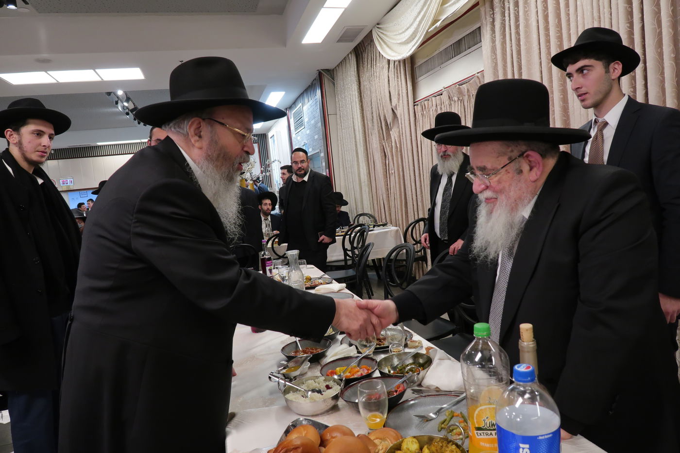 שמחת נישואי צאצאם של הגאון רבי אברהם סאלים והגאון רבי בן ציון מוצפי