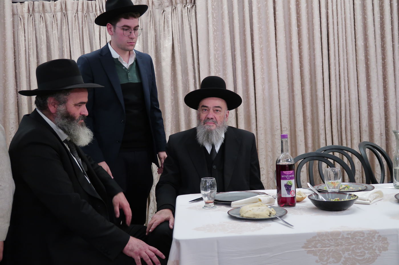 שמחת נישואי צאצאם של הגאון רבי אברהם סאלים והגאון רבי בן ציון מוצפי