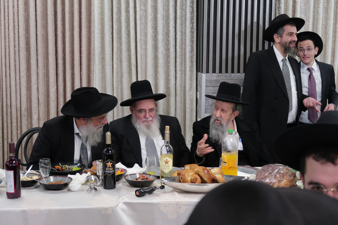 שמחת נישואי צאצאם של הגאון רבי אברהם סאלים והגאון רבי בן ציון מוצפי