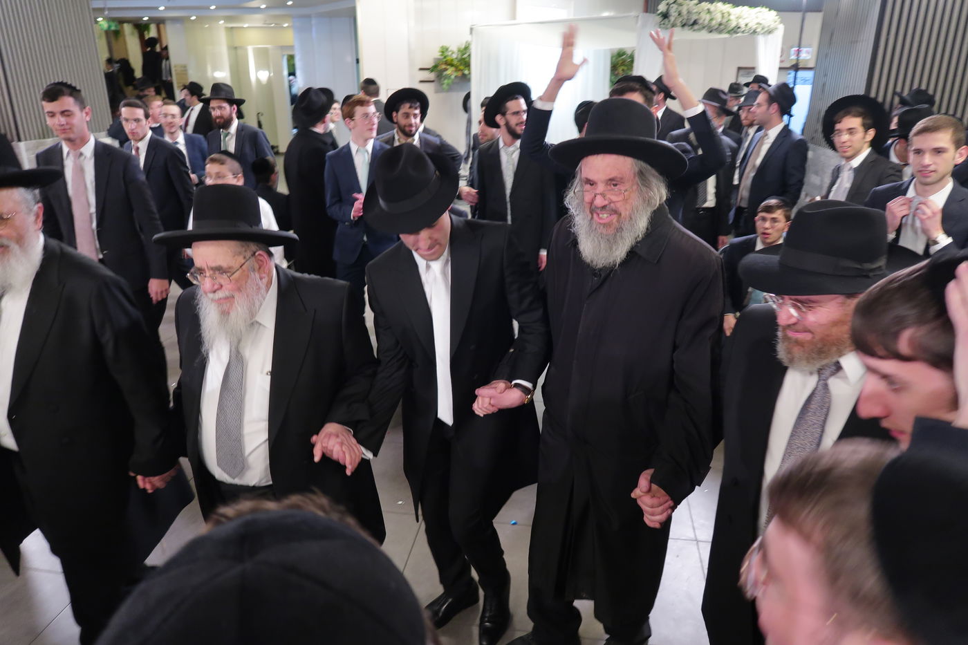 שמחת נישואי צאצאם של הגאון רבי אברהם סאלים והגאון רבי בן ציון מוצפי