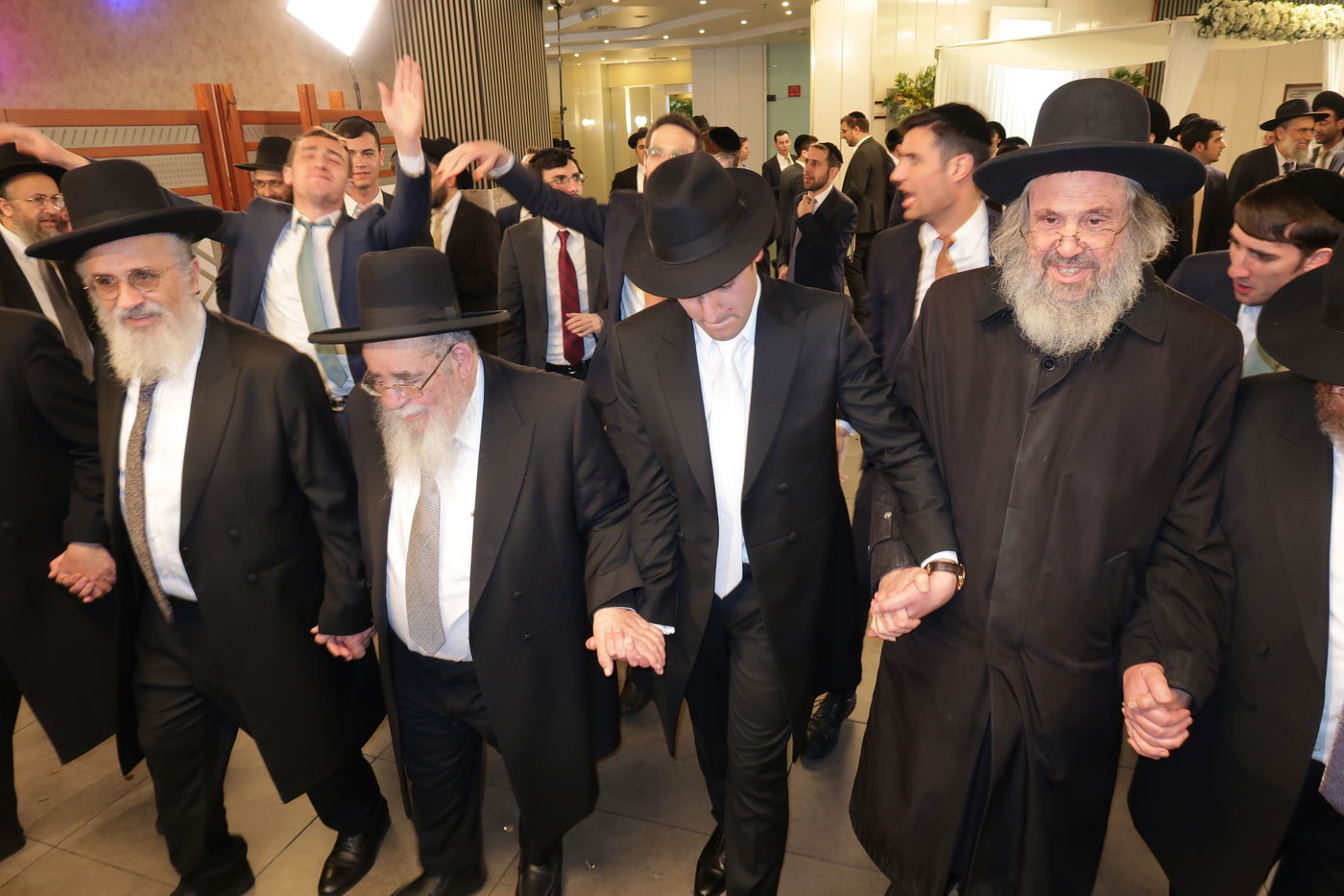 שמחת נישואי צאצאם של הגאון רבי אברהם סאלים והגאון רבי בן ציון מוצפי