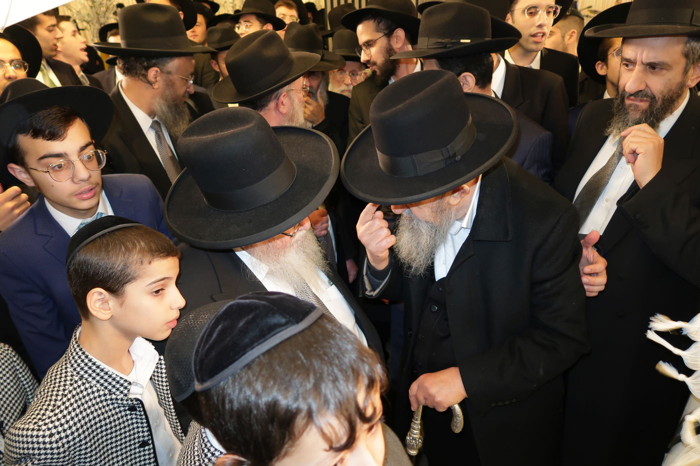 שמחת נישואי צאצאם של הגאון רבי אברהם סאלים והגאון רבי בן ציון מוצפי