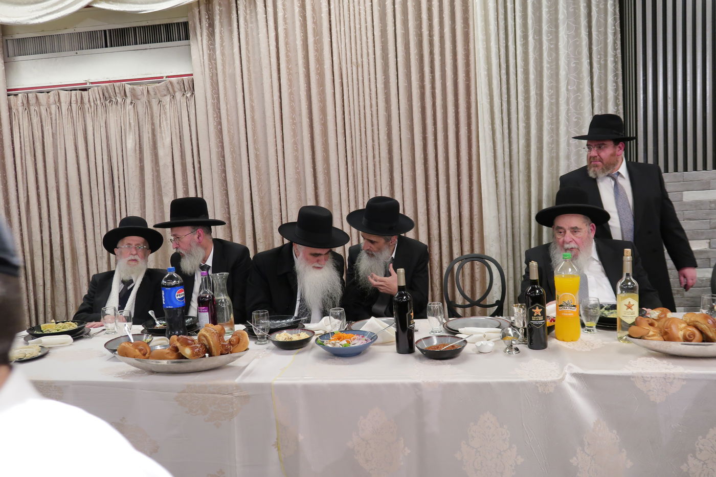 שמחת נישואי צאצאם של הגאון רבי אברהם סאלים והגאון רבי בן ציון מוצפי