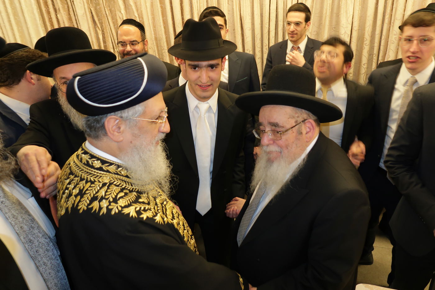 שמחת נישואי צאצאם של הגאון רבי אברהם סאלים והגאון רבי בן ציון מוצפי