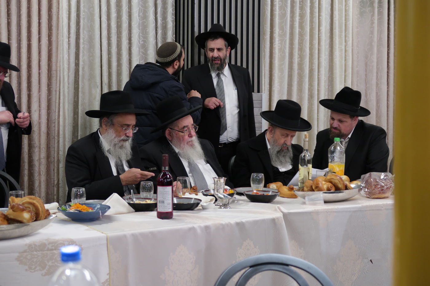 שמחת נישואי צאצאם של הגאון רבי אברהם סאלים והגאון רבי בן ציון מוצפי