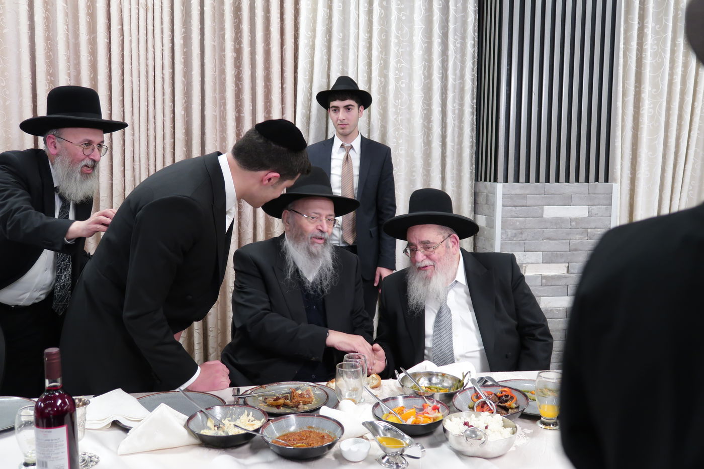 שמחת נישואי צאצאם של הגאון רבי אברהם סאלים והגאון רבי בן ציון מוצפי