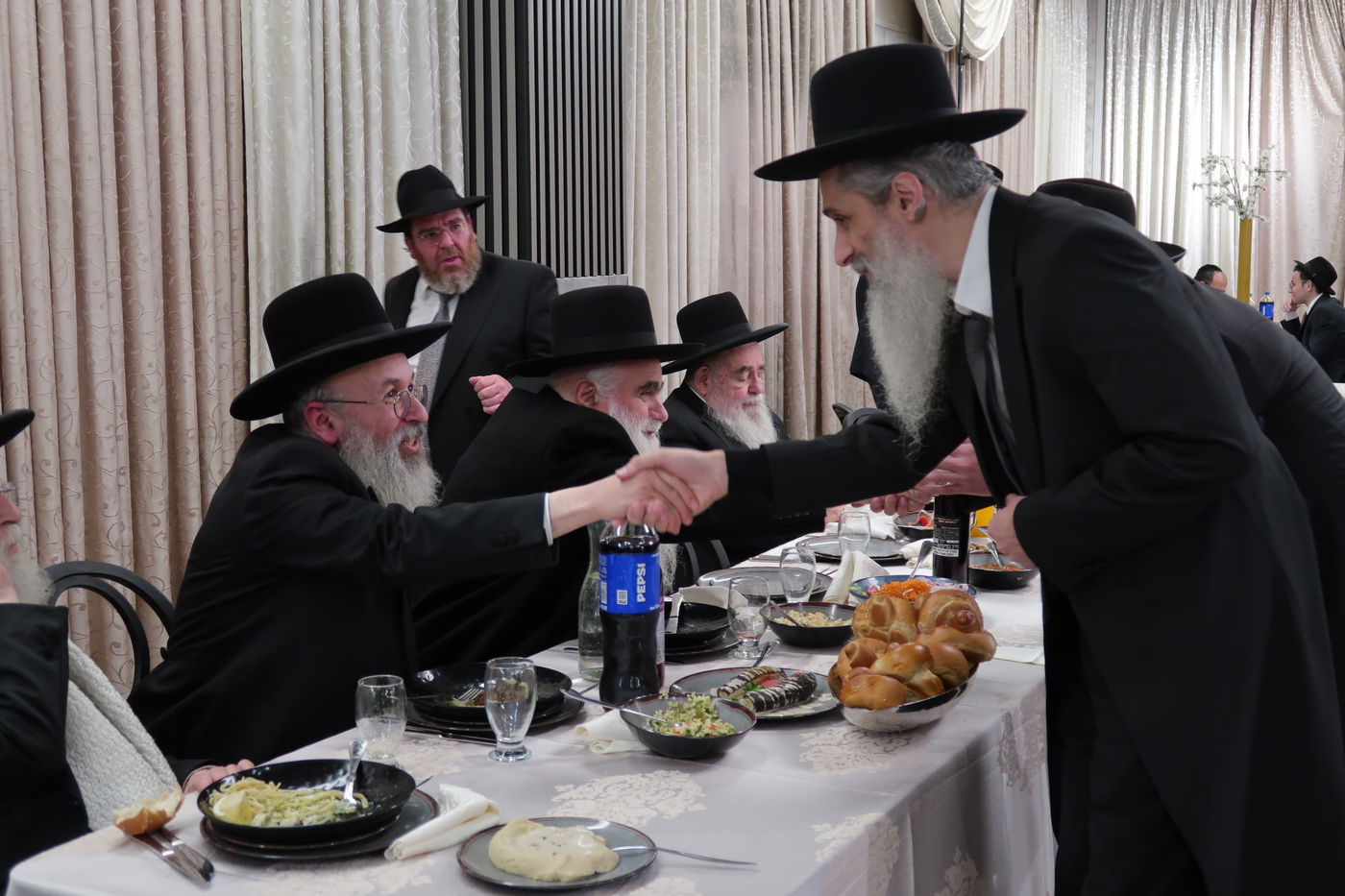 שמחת נישואי צאצאם של הגאון רבי אברהם סאלים והגאון רבי בן ציון מוצפי