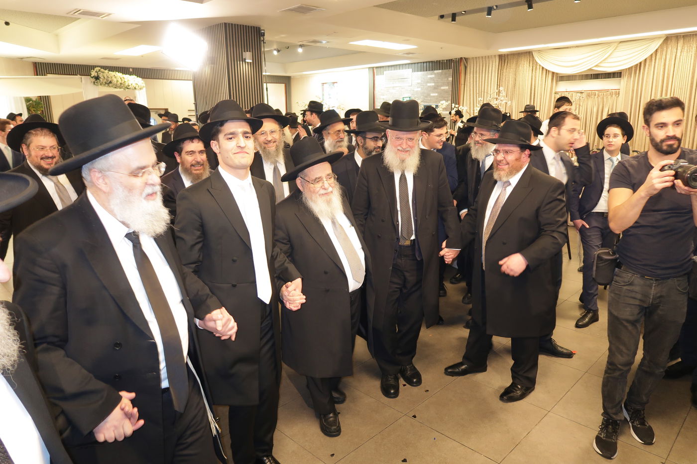 שמחת נישואי צאצאם של הגאון רבי אברהם סאלים והגאון רבי בן ציון מוצפי